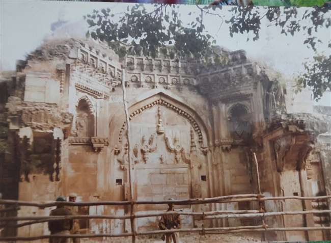 Varanasi Gyanvapi Masjid Case : ज्ञानवापी मस्जिद परिसर में कई देवी-देवताओं के साथ ही शेषनाग की कलाकृति मौजूद
