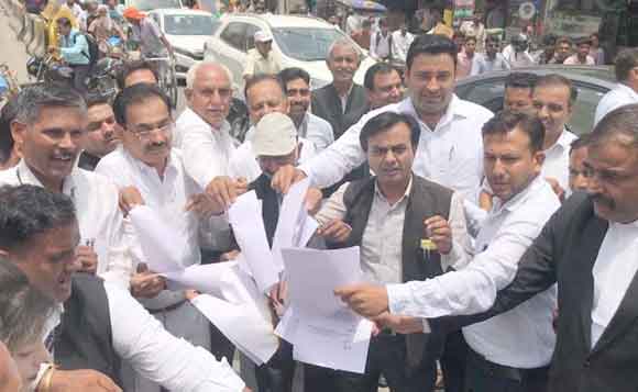 अधिवक्ताओं ने शासनादेश की प्रतियां जलाकर जताया रोष, सौंपा ज्ञापन