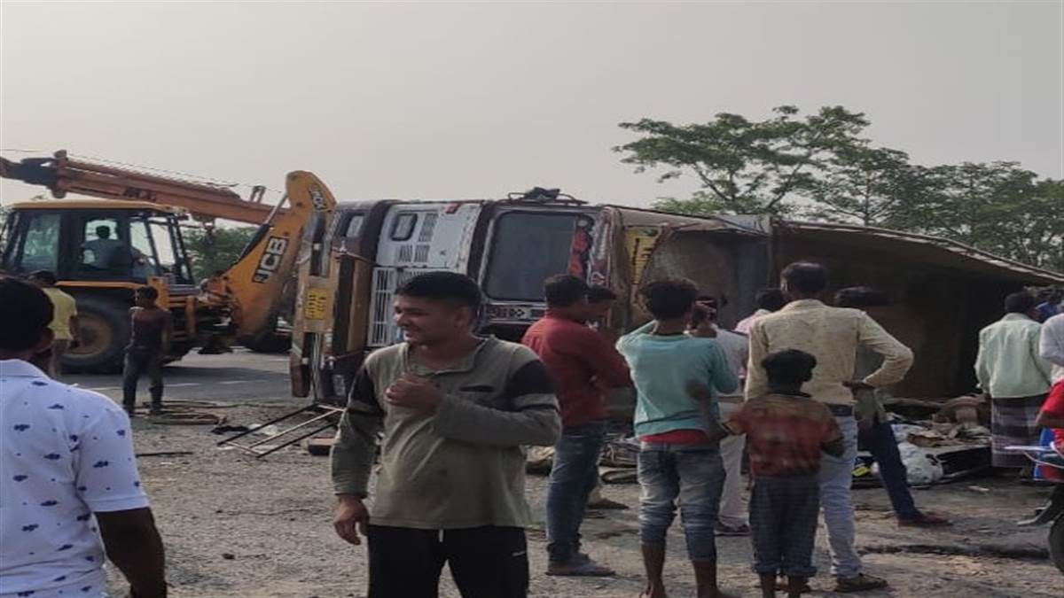 बिहार में बड़ा सड़क हादसा: पूर्णिया में ट्रक पलटने से आठ मजदूरों की मौत, सभी राजस्थान के