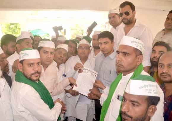 भाकियू तोमर के प्रतिनिधिमंडल ने डीएम को सौंपा ज्ञापन