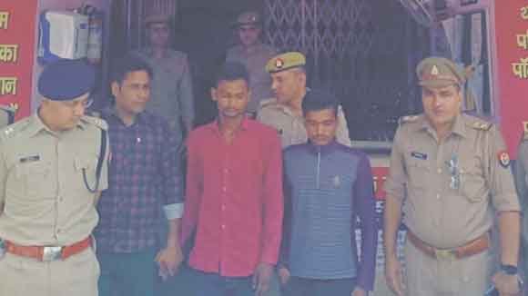 पुलिस ने मुठभेड़ में दबोचे दो शातिर लुटेरे, लूट का सामान व बाइक बरामद