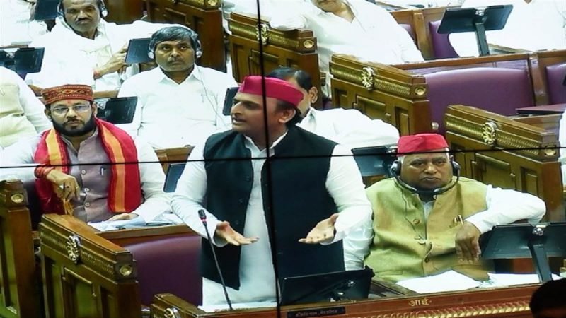 यूपी विधानसभा में प्राइमरी स्कूल के बच्चों के यूनिफार्म पर छिड़ गई बहस, आमने-सामने सुरेश खन्ना और अखिलेश यादव