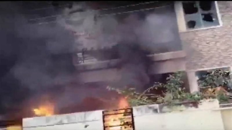 आंध्र प्रदेश के कोनासीमा जिले का नाम बदलने को लेकर भारी विरोध, विधायक पोन्नाडा सतीश के घर को लगाई आग