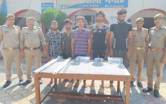 पांच आरोपियों को दबोचकर पुलिस ने किए अवैध शस्त्र बरामद