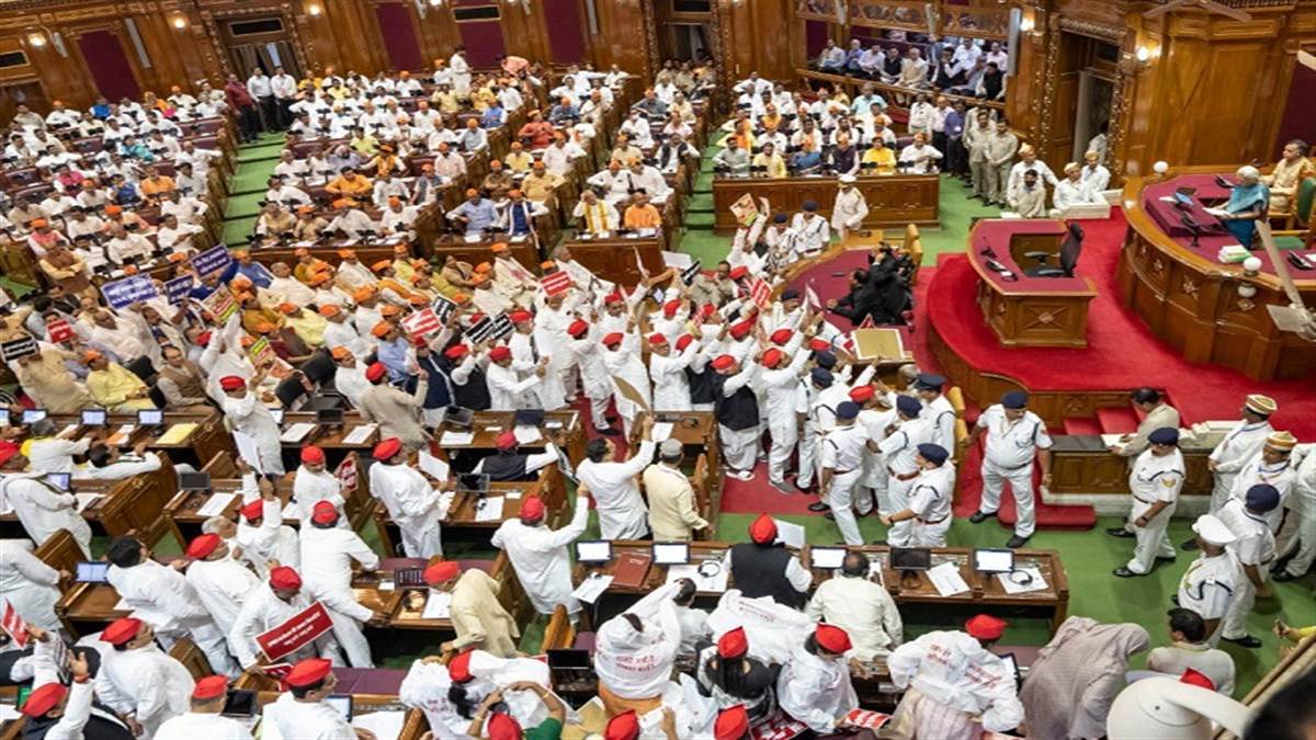 सपा ने भाजपा पर लगाया लोकतंत्र को कलंकित करने और तानाशाही का आरोप, जवाब म‍िला- योगी सरकार ने खत्म क‍िया गुंडाराज और भ्रष्टाचार
