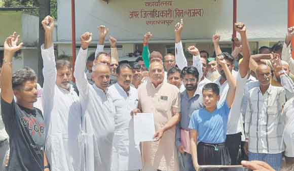 विभिन्न मांगों को लेकर एडीएम कार्यालय पर गरजे भाकियू वर्मा के कार्यकर्ता