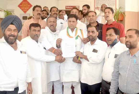 राशन कार्ड सिरेंडर करने के आदेश के विरोध में कांग्रेसियों ने किया प्रदर्शन