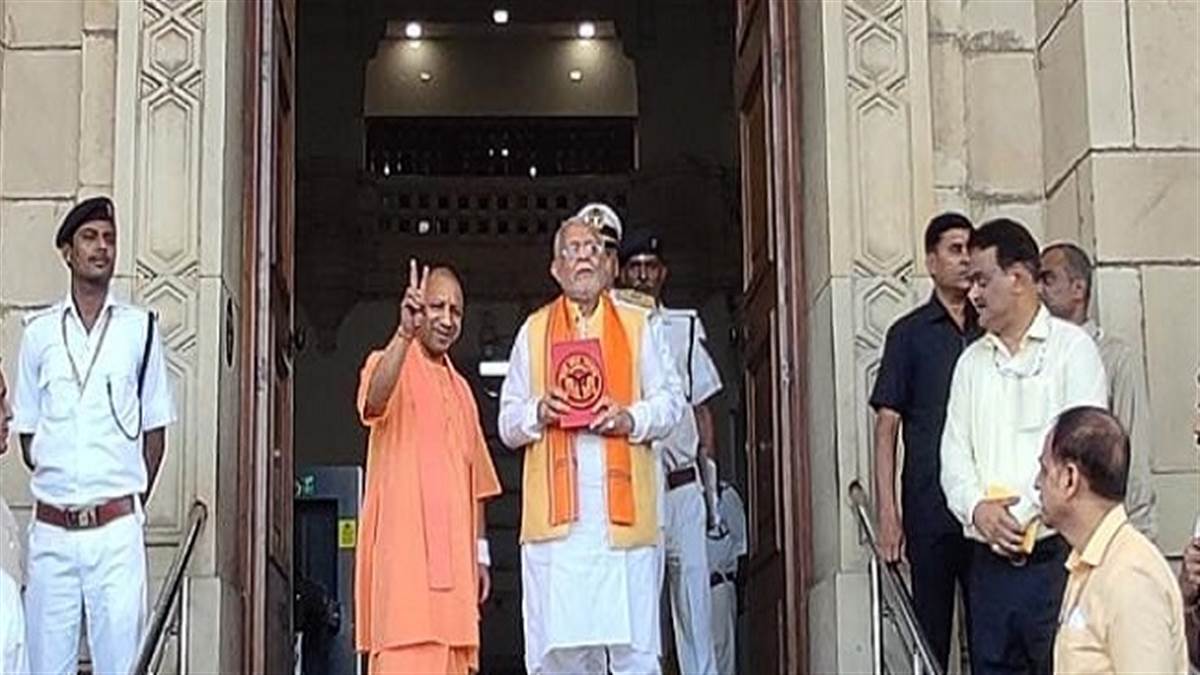 UP Budget 2022-23 : योगी आदित्यनाथ सरकार आज पेश करेगी बजट, मुख्यमंत्री योगी आदित्यनाथ के साथ विधान भवन पहुंचे वित्त मंत्री सुरेश कुमार खन्ना