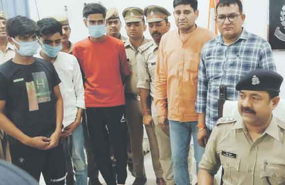 पुलिस ने महिला के साथ हुई लूट का खुलासा, तीन आरोपी दबोचे