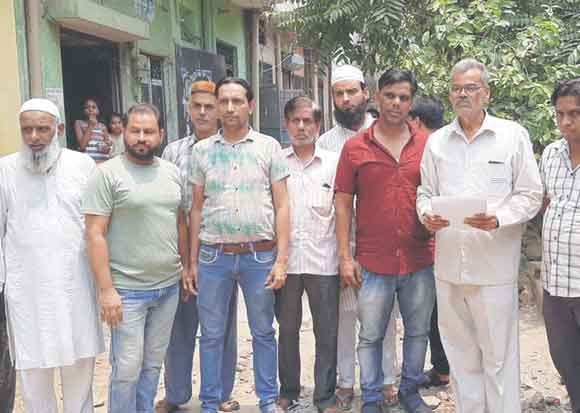 सड़क निर्माण की मांग को लेकर क्षेत्रवासियों ने किया प्रदर्शन
