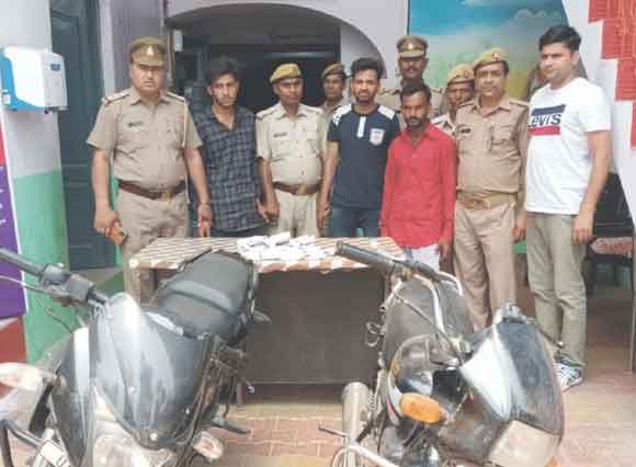 मुठभेड़ में पुलिस ने दबोचे तीन शातिर लुटेरे, नगदी व सामान बरामद