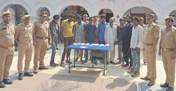 नौ नशा तस्करों को दबोचकर की चरस व स्मैक बरामद