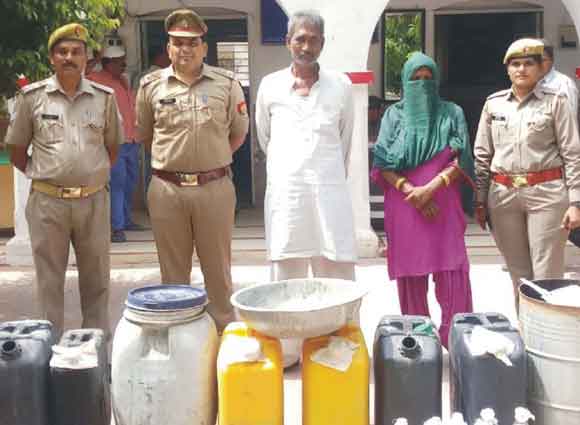अवैध शराब की कसीदगी करते पुलिस ने पति-पत्नी को किया गिरफ्तार