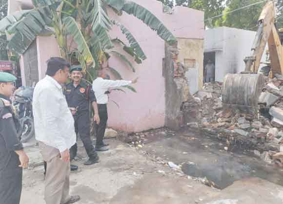 निगम ने करायी थाना मंडी परिसर की दीवार ध्वस्त