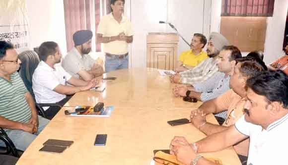 जीएसटी के नए कानूनों की दी जानकारी