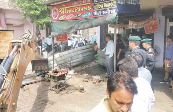 एक दर्जन दुकानों का सामान जब्त, छह पर जुर्माना