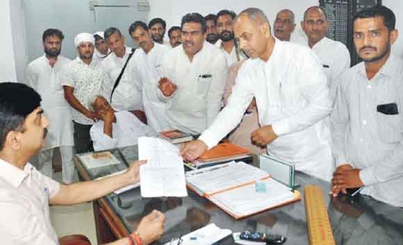 अतिक्रमण में भेदभाव को लेकर जिलाधिकारी से मिला सपा का प्रतिनिधिमंडल