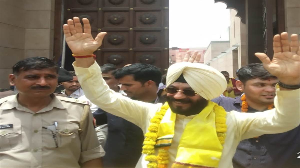 काशी विश्वनाथ मंदिर पहुंचे भारतीय आतंकवाद विरोधी मोर्चा के अध्यक्ष मनिन्दरजीत सिंह बिट्टा