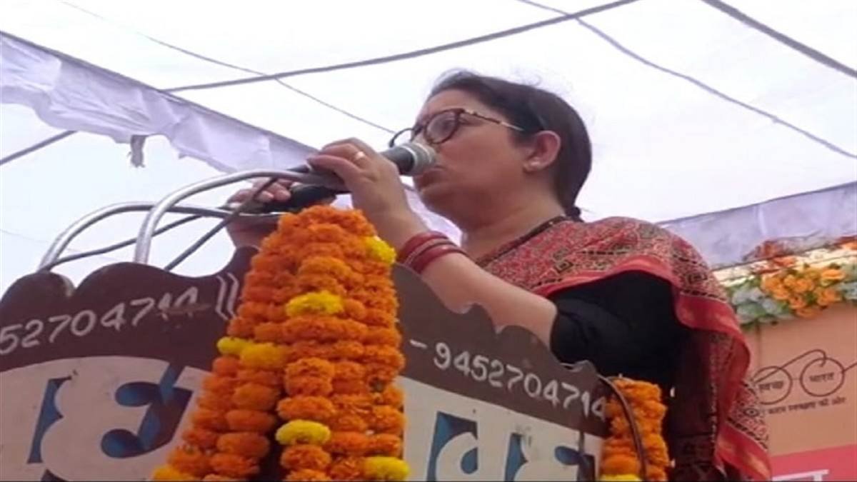 अमेठी में स्मृति ईरानी की राहुल गांधी पर हमला, बोलीं- हारने के बाद अमेठी के जनक्रोश से डरकर केरल भागे