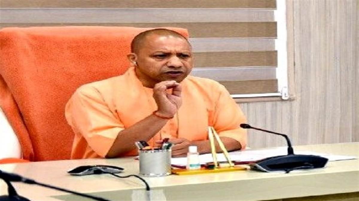 मुख्‍यमंत्री योगी आद‍ित्‍यनाथ के मंडलायुक्त और जिलाधिकारियों को निर्देश, निराश्रित पशुओं के लिए शीघ्र करें भूसे का प्रबंध