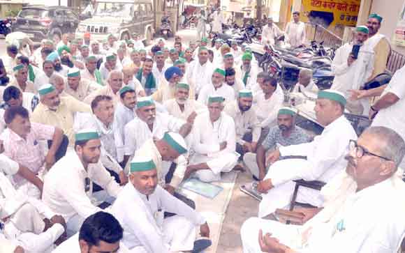 राकेश टिकैत पर हमले के विरोध में भाकियू ने किया प्रदर्शन