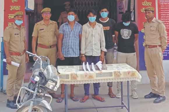 मुठभेड़ में पुलिस ने दबोचे चार आरोपी, चोरी की बाइक व असलाह बरामद