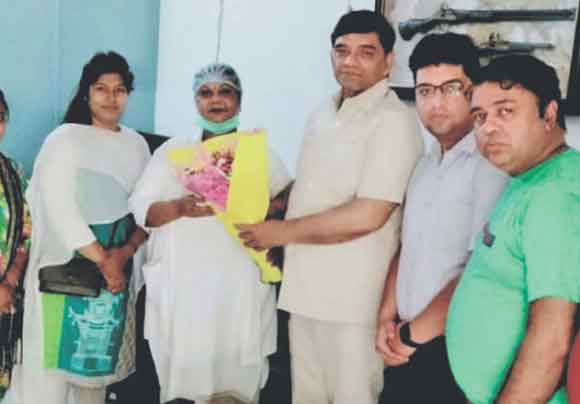 मौहल्ला समिति ने नगरायुक्त का शॉल ओढ़ाकर सम्मान
