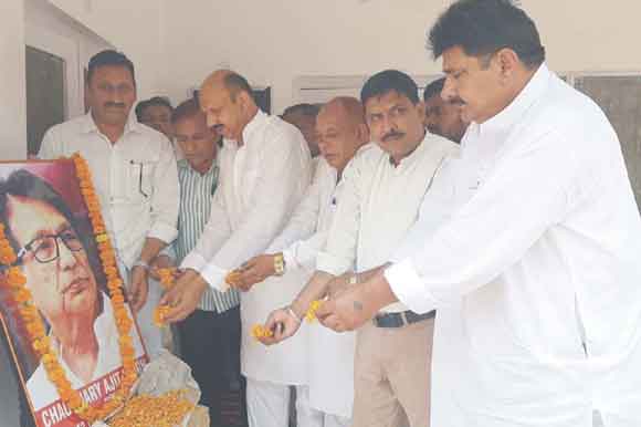 रालोद प्रथम पुण्यतिथि पर चौ. अजित सिंह को किए श्रद्धासुमन अर्पित