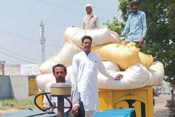 बेसहारा गौवंश के लिए 373 कुंतल भूसा किया दान