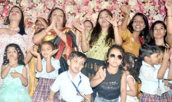 मदर्स डे कार्यक्रम में किया मां की भावनाओं को प्रदर्शित