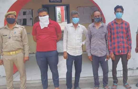 पुलिस ने जुआ खेलते दबोचे चार आरोपी