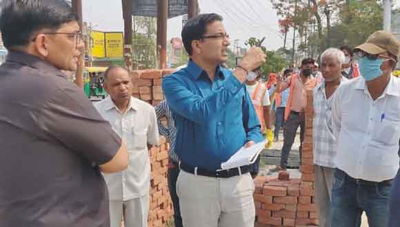 मंडलायुक्त ने शुरू कराया तालाब के सौंदर्यीकरण व सफाई का कार्य, अधिकारियों को दिए दिशा निर्देश