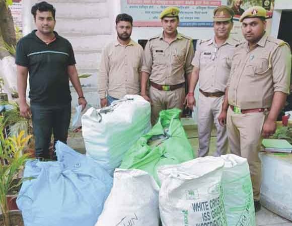 नकली टैग लगाकर जिंस बनाते दबोचे तीन आरोपी