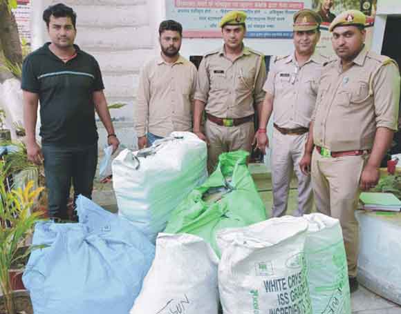 नकली टैग लगाकर जिंस बनाते दबोचे तीन आरोपी