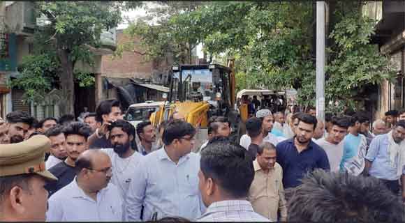 उपजिलाधिकारी व सीओ के नेर्तत्व मे नकुड मे हटाया गया अतिक्रमण