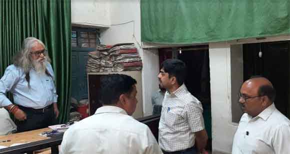 जिलाधिकारी ने तालाबो की भूमि को अवैध कब्जो से सख्ती से मुक्त कराने के निर्देश दिये