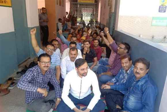 नकुड़ सीएचसी में घायल सफाई कर्मचारी को ठीक से इलाज न मिलने के मामले ने तुल पकडा