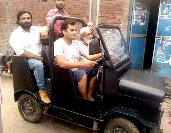 देवबंद के इन्जिनियिरिंग के होनहार छात्र ने बनाई मिनी जीप, जो केवल बिजली से चलेगी