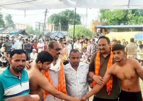 मेला प्रांगण में सोमवार को विराट दंगल का किया गया आयोज, दंगल में पहलवानो ने दिखाया अपना दम