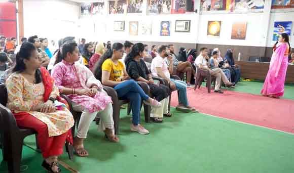 छोटे बच्चों का पहला स्कूल उनके माता-पिता व घर का वातावरण होता है: सीमा शर्मा