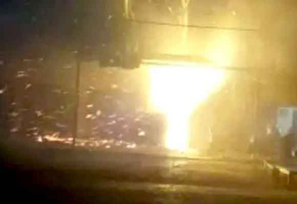नवीन मण्डी स्थल में फल की दुकान में लगी आग