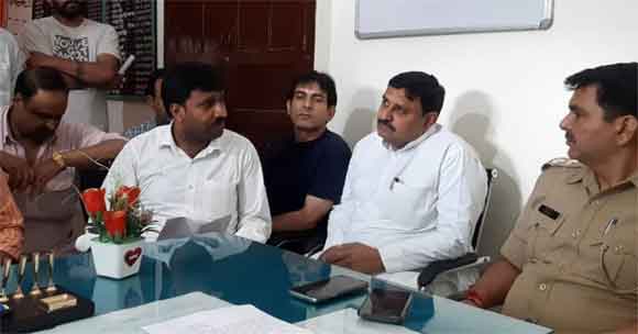 सडक दुर्घटना मे घायल सफाईकर्मचारी को सीएचसी मे नंही मिला इलाज