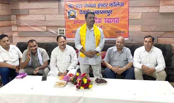 के एल जनता इंटर कालेज में देवी दयाल गर्ग के आरएसएस के नगर सहसंचालक बनने पर किया गया स्वागत