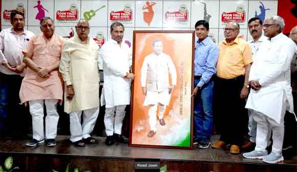 दून वैली पब्लिक स्कूल में किया गया राज्यमंत्री कुँवर ब्रिजेश सिंह का अभिनन्दन समारोह’