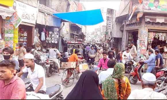 ग्राहकों से बाजार हुए गुलजार, दुकानदारों के चेहरों पर आई मुस्कान