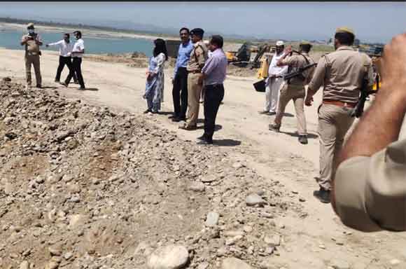 मण्डलायुक्त द्वारा तहसील बेहट में बरथा कोरसी पंहुचकर किया खनन पट्टे का निरीक्षण
