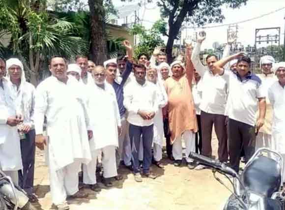 12 दिन से गांव की बिजली गुल रहने से गुस्सायें लोगों ने मुख्य बिजली घर पर किया हंगामा