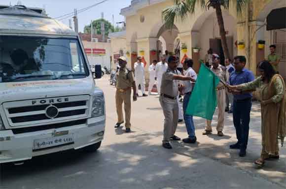 अपर जिलाधिकारी प्रशासन ने विशेष सडक सुरक्षा अभियान के अन्तर्गत पब्लिसिटी वैन एवं प्रचार वाहन को हरी झण्डी दिखाकर रवाना किया