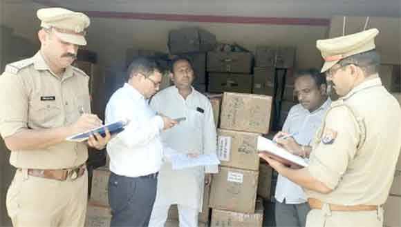 एसडीएम और फायर अधिकारीयों ने किया पटाखा गोदाम का निरीक्षण