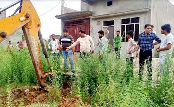 देवबंद में चला बुलडोजर, 8 बीघा तालाब की भूमि को कराया कब्जा मुक्त